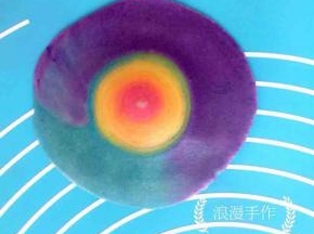 螺纹朝上压扁，用擀面杖把带油皮的外围稍微擀一下。