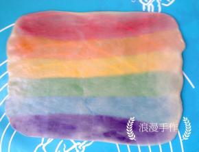 按照彩色油酥的方向横向擀开，长度大约20厘米左右。