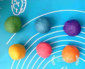 油酥平均分成6份，加入相应颜色的果蔬粉揉均匀。