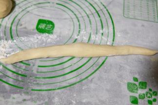 取一个面团搓长条