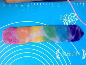 松弛好后压扁，稍稍横向擀一下，宽度约7、8厘米，整理成长方形。