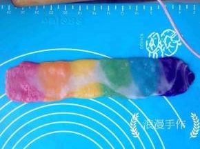 松弛好后压扁，稍稍横向擀一下，宽度约7、8厘米，整理成长方形。