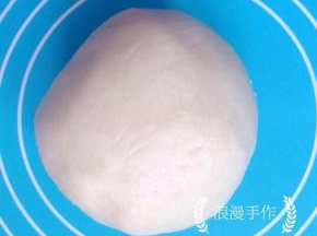 油酥材料混合，放保鲜袋备用。