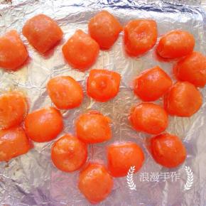 蛋黄用高度白酒喷一下，180度烤8分钟