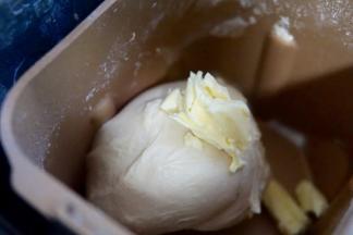 再放入软化的黄油，继续揉面