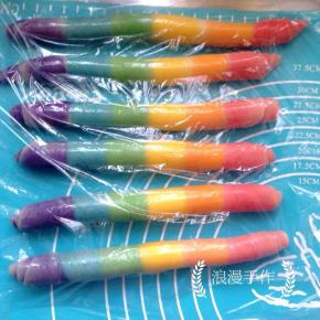 依次卷好，盖保鲜膜松弛十分钟。