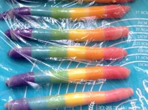 依次卷好，盖保鲜膜松弛十分钟。