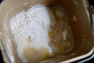 主料除黄油外全部放入面包机桶