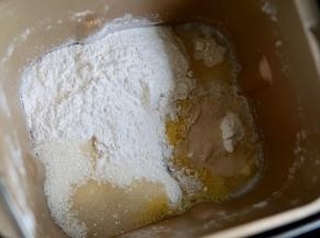 主料除黄油外全部放入面包机桶