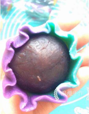 用虎口处慢慢向上推着包好。