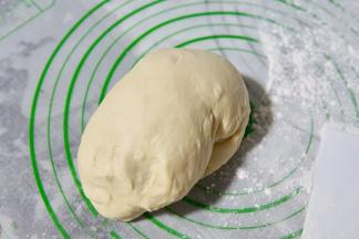 揉好的面团，放在撒面粉的案板上