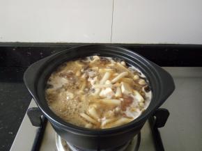 加入豆腐，继续小火煮几分钟，最后尝下，加盐调味，加1大勺辣椒酱，撒葱花。