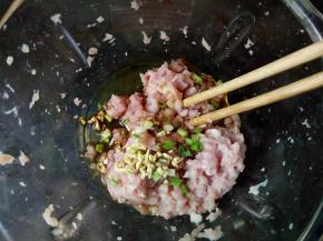鲜肉剁成肉末，加葱，姜，盐，料酒和酱油，搅拌均匀。