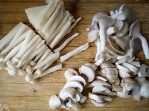 三种菌菇洗净，白玉菇对半切，蘑菇切片。