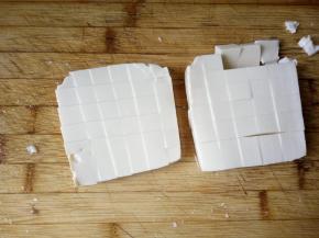 豆腐切小方块。