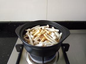 最后加入所有的菌菇，加适量水，酱油，少许料酒。