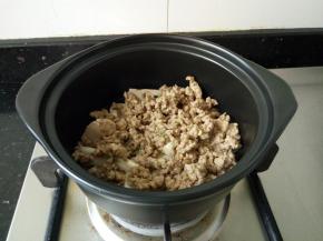 再把炒好的肉末连汁全部倒入砂锅中。