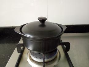 盖上盖子，煮开，转小火。