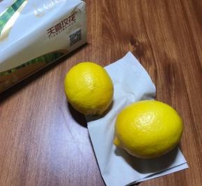 柠檬洗干净，擦干