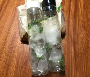 薄荷冰块交替放入瓶中，瓶子大概300毫升，总共体积占瓶子一半