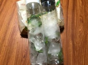 薄荷冰块交替放入瓶中，瓶子大概300毫升，总共体积占瓶子一半