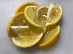 两个瓶子一共需要半个大一点柠檬即可，切成非常小的瓣