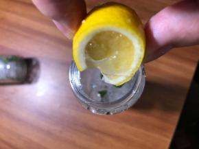 柠檬汁挤进去