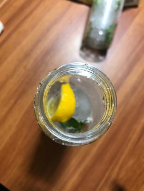 挤完也把柠檬瓣丢进去