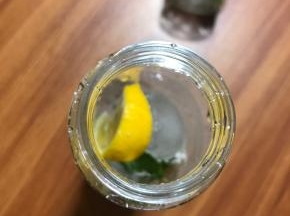 挤完也把柠檬瓣丢进去