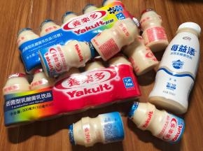准备养乐多，或者你喜欢的乳酸菌饮料的任意品牌，个人觉得养乐多最好喝喔