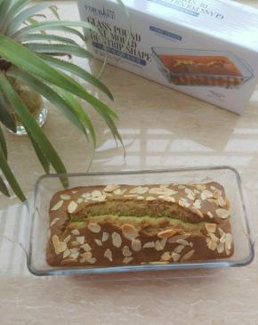 蛋糕出炉后马上刷上一层蜂蜜水，也可以煮糖水放凉刷。