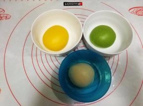 揉好的面团分成145克（黄色面团）、95克（白色面团）、120克（绿色面团）三份（大概比例是40%、26%、34%）。
145克面团加入适量黄色色素，揉匀盖保鲜膜发酵； 
120克面团加入2克抹茶粉(抹茶粉先用3克水化开），揉匀盖保鲜膜发酵； 
95克白面团揉匀，盖保鲜膜发酵；