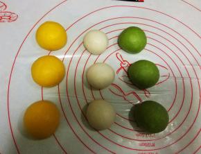 发酵好的三种面团分别分成三等份，滚圆；