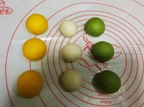 发酵好的三种面团分别分成三等份，滚圆；