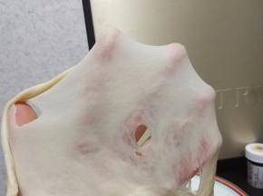 除黄油外的材料放入厨师机，将面团揉至光滑，放入黄油。继续揉至扩展阶段（面团能抻开透明的薄膜，面团的洞口呈锯齿状) ;