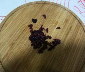 蔓越莓切碎，备用；