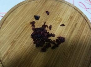 蔓越莓切碎，备用；