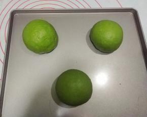 依次做完把有面团，放在烤盘上，盖上保鲜膜，发酵至两倍大；