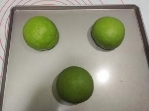 依次做完把有面团，放在烤盘上，盖上保鲜膜，发酵至两倍大；