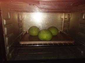 烤箱170度预热，中下层，烤25分钟。烘烤五分钟后盖锡纸。
温度和时间仅供参考，根据自已的烤箱来调整。