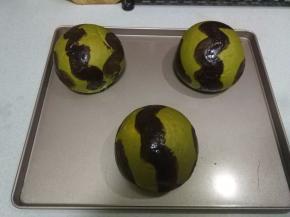 用细毛刷沾可可液，在面包表面画波浪纹装饰。