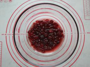 蔓越莓干提前用力娇酒浸泡一两个小时，捞出沥干水分备用