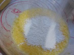 筛入低筋面粉和盐