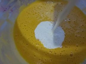 倒入牛奶和淡奶油混合物