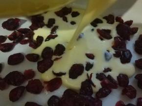 放入蔓越莓干，然后倒入面糊