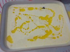 倒在蛋糕糊表面，放入预热好的烤箱，上下火180度，中层，50-60分钟