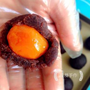 豆沙分成25克一个，包好蛋黄