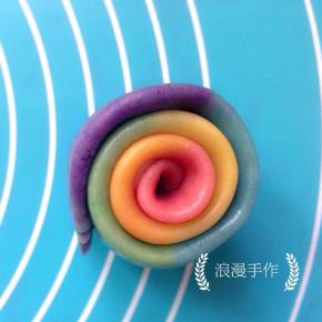 卷好的侧面，依次卷好后盖保鲜膜松弛十分钟。