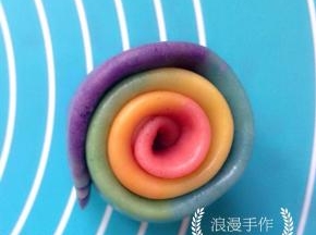 卷好的侧面，依次卷好后盖保鲜膜松弛十分钟。