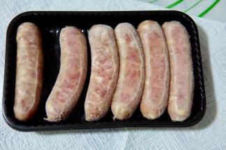 揉面的时候把香肠拿出来解冻